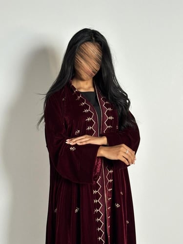 عبايه شموخ دبل كلوش بقماش مخمل بتدخيل تطريزلون عنا...