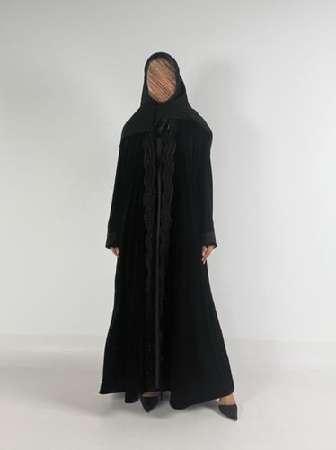 عبايه كلوش سماهر بقماش مخمل كوري بتدخيل هاري مع كر...