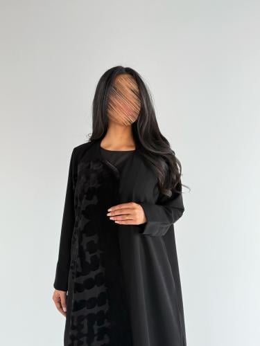 عبايه تيجان بقماش إندنوسي اسود مع مخمل كوري