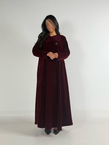 عبايه ولاء كلوش بقماش مخمل واقف مع زرار فراشه