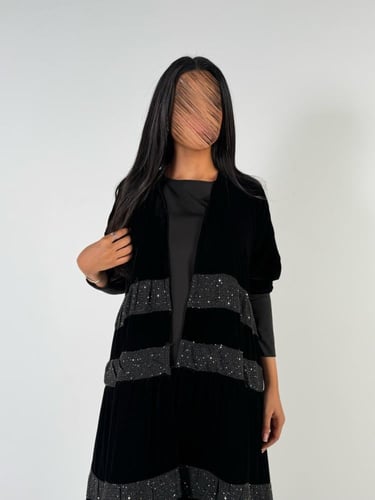 عبايه علاكلوش طبقات بقماش مخمل كوري بتدخيل شانيل ا...