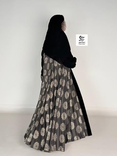 عبايه دبل كلوش بقماش جاكار كسرات ثري دي