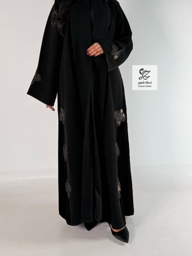 عبايه نص كلوش بتدخيل شك ناعم اسود