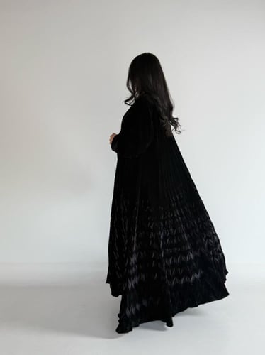 عبايه دبل كلوش بقماش مخمل بتكسير ثري دي