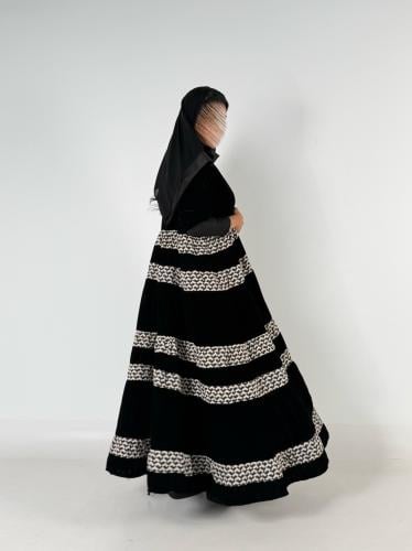 عبايه علاكلوش طبقات بقماش مخمل كوري بتدخيل شانيل