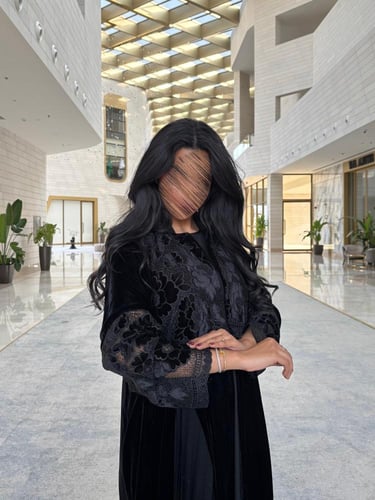 عبايه سمو بقماش مخمل كوري بتدخيل دانتيل مخمل مع كس...