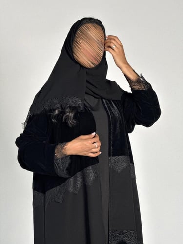 عبايه هبه كلوش بقماش مخمل كوري مع كريب كتان بتدخيل...