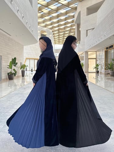 عبايه وجدان بقماش مخمل اسود بتدخيل كسرات ناعم