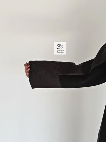 عبايه كلوش شرائح بتدخيل باربي مطرز