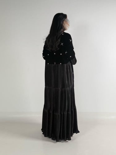 عبايه ميرال كلوش بقماش مخمل كوري مع كسرات ب الخلف