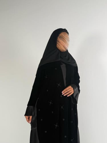 عبايه ميرال كلوش بقماش مخمل كوري مع كسرات ب الخلف