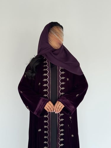 عبايه شموخ دبل كلوش بقماش مخمل بتدخيل تطريزلون موف