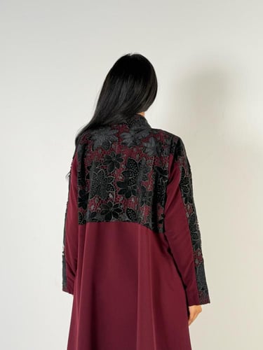 عبايه لارا كلوش بقماش كريب اندنوسي بتدخيل دانتيل ع...