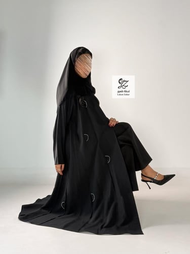 عبايه كلوش بقماش حرير ياباني بتدخيل شك ناعم