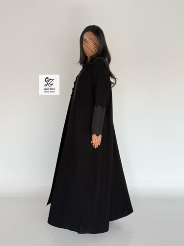 عبايه رغدكلوش بقماش سيراميك بتدخيل تطريز ناعم