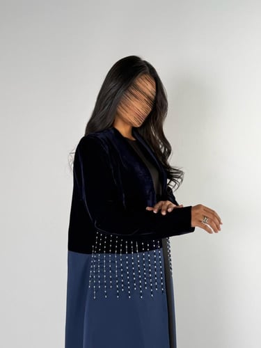 بليزر سنار بقماش مخمل كوري بتدخيل تطريز ناعم كحلي