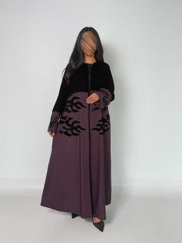 عبايه وجين كلوش بقماش مخمل بتحديد كريب اندنوسي عنا...