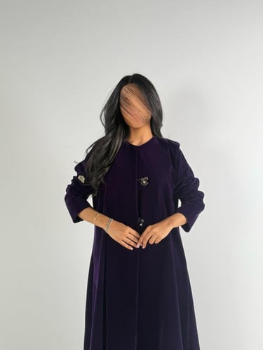 عبايه ولاء كلوش بقماش مخمل واقف مع زرار فراشه