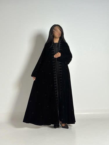 عبايه شموخ دبل كلوش بقماش مخمل بتدخيل تطريز اسود