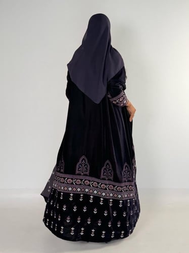 عبايه معالي كلوش بقماش مخمل مع تطريز يدوي