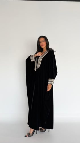 عبايه نيهال نص بشت بقماش مخمل اسود تطريز ذهبي