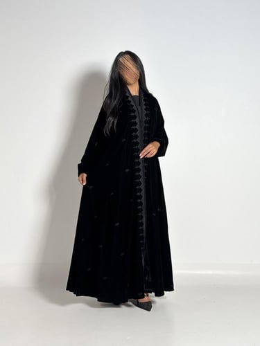 عبايه شموخ دبل كلوش بقماش مخمل بتدخيل تطريز اسود