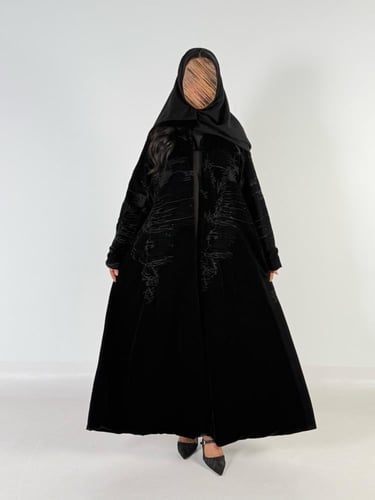 عبايه لقاء مبطنه بقماش مخمل كوري بتدخيل تطريز ناعم...