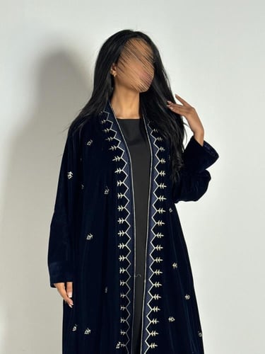 عبايه شموخ دبل كلوش بقماش مخمل بتدخيل تطريزلون كحل...