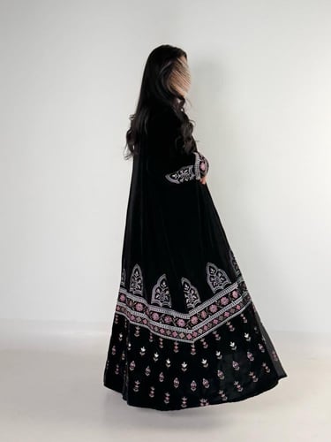 عبايه معالي كلوش بقماش مخمل مع تطريز يدوي