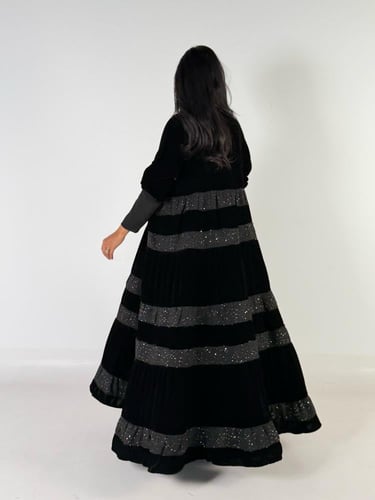 عبايه علاكلوش طبقات بقماش مخمل كوري بتدخيل شانيل ا...