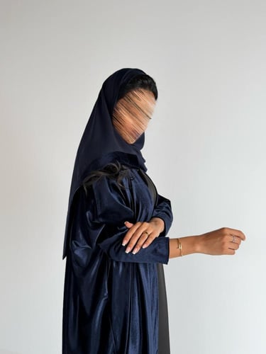 عبايه مي نص بشت فراشه بقماش مخمل كحلي