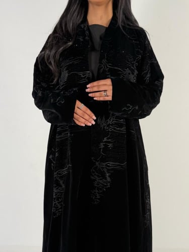 عبايه لقاء مبطنه بقماش مخمل كوري بتدخيل تطريز ناعم...