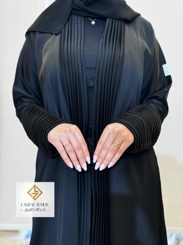 عبايه كلوش بنتكس ف الاكمام والياقه لون اسود