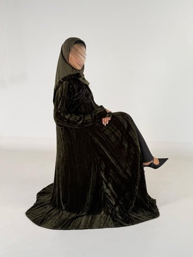 عبايه شوق كلوش بقماش مخمل مكسر خفيف بفتحه اصبع