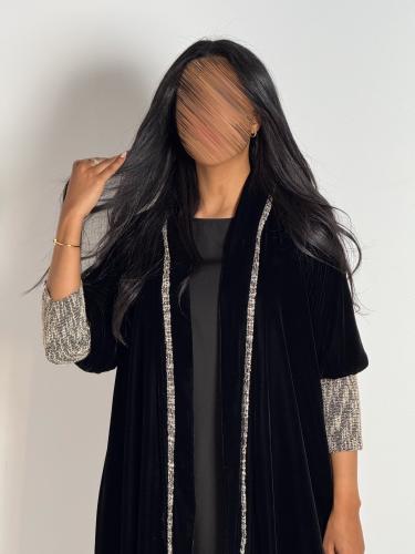 عبايه دبل كلوش بقماش مخمل كوري بتدخيل شانيل