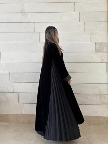 عبايه وجدان بقماش مخمل اسود بتدخيل كسرات ناعم