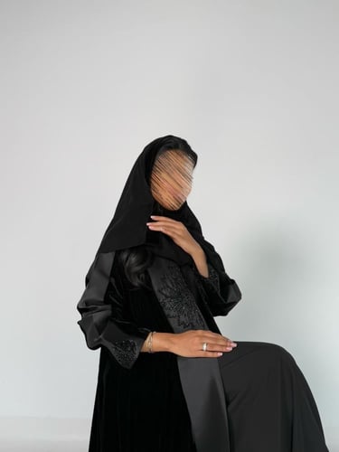 عبايه هديل كلوش بقماش مخمل مع تفته ميكادو