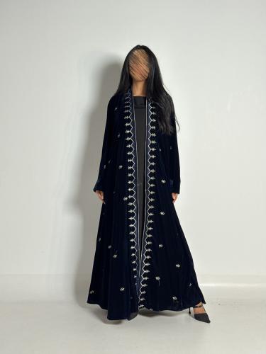 عبايه شموخ دبل كلوش بقماش مخمل بتدخيل تطريزلون كحل...