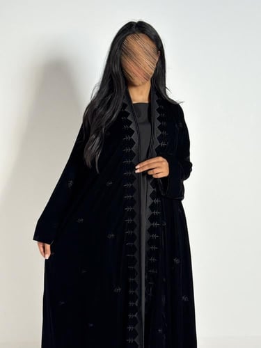 عبايه شموخ دبل كلوش بقماش مخمل بتدخيل تطريز اسود