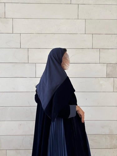 عبايه وجدان بقماش مخمل كحلي بتدخيل كسرات ناعم لون...