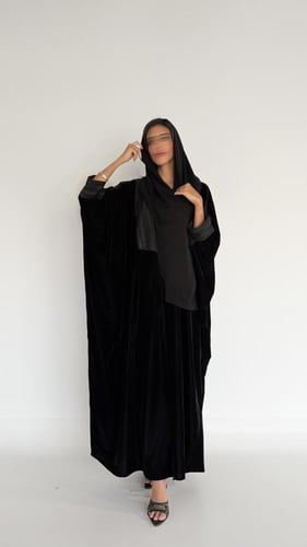 عبايه نيهال نص بشت بقماش مخمل اسود