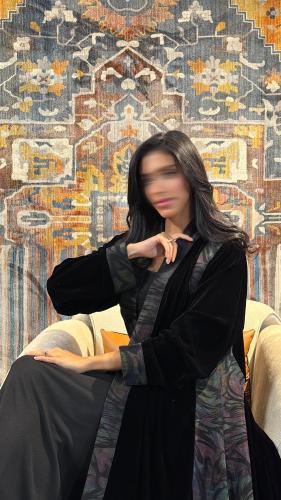 عبايه النايفه بقماش مخمل كوري بتدخيل حرير تركي مشج...