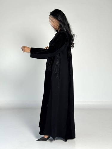 عبايه أرين بقماش بقماش كريب اندنوسي بتدخيل مخمل