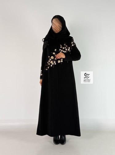 عبايه بليزر سجه بقماش اندنوسي بتدخيل شك اسود ناعم