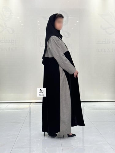 عبايه بليزر بقماش جوخ مع مخمل بيج