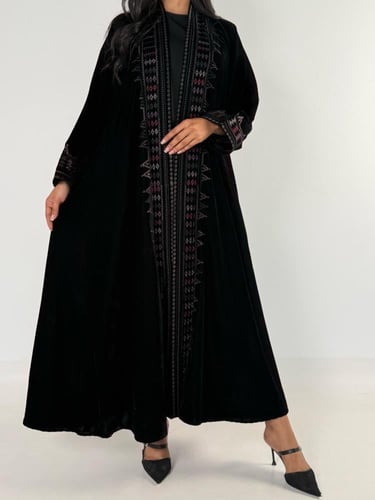 عبايه دبل كلوش بقماش مخمل بتطريز يدوي فخم