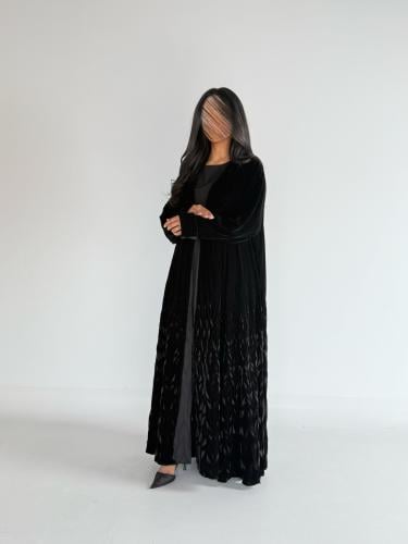 عبايه دبل كلوش بقماش مخمل بتكسير ثري دي