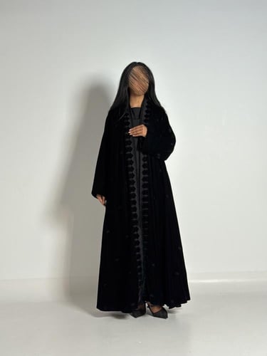 عبايه شموخ دبل كلوش بقماش مخمل بتدخيل تطريز اسود
