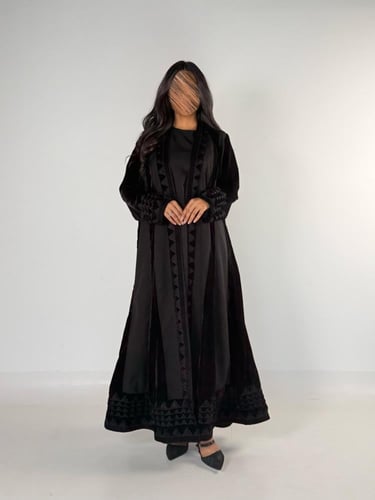 عبايه سرايا بقماش مخمل مع كريب الابداع شرائح