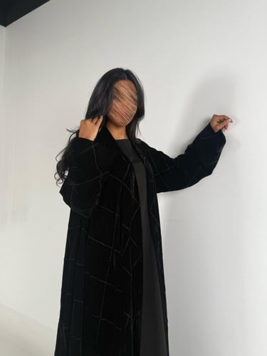 عبايه وديان دبل كلوش بقماش مخمل كوري مع تطريز اسود